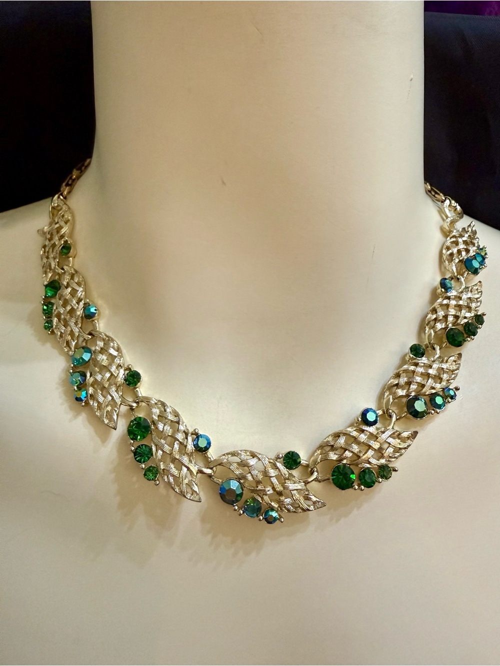 Vtg Signed Lisner Gold Tone Leaf Choker Necklace Emerald Green Rhinestones/AB
